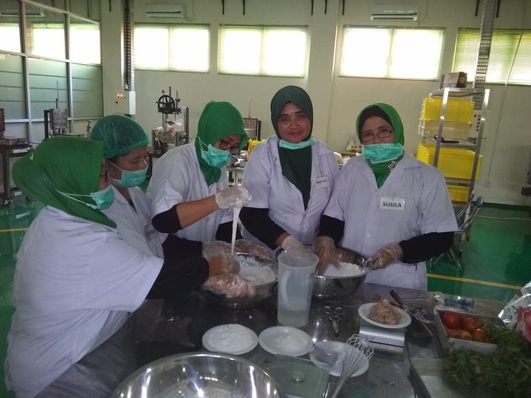 Ibu Kades Teluk Pambang mengikuti kegiatan diversifikasi olahan makanan berbahan baku ikan