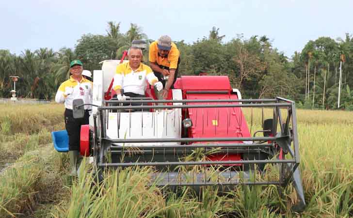Gubernur Riau Serahkan Traktor Ke Kelompok Tani Di Bengkalis
