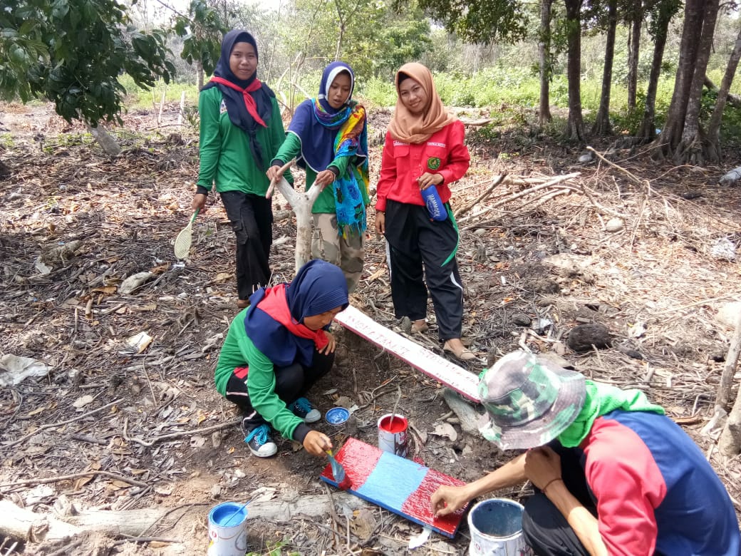 Mahasiswa Pecinta Alam dari Sekolah Tinggi Agama Islam Negeri Bengkalis di Pantai Tanjung Senekip Teluk Pambang