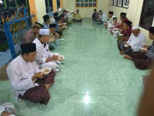 Makan bubur lambuk di Masjid Raya Teluk Pambang